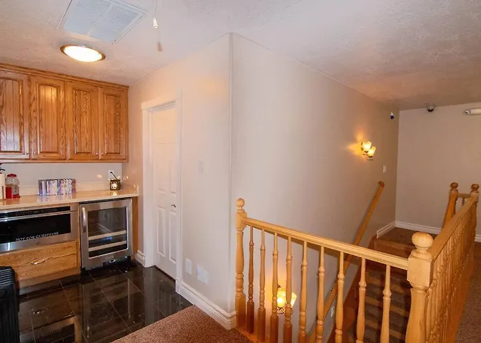 Tacit Shadow Resort Aviator Queen Suite, Gym, Coffee Bar, Hot-Tub, Free Laundry, Food Available