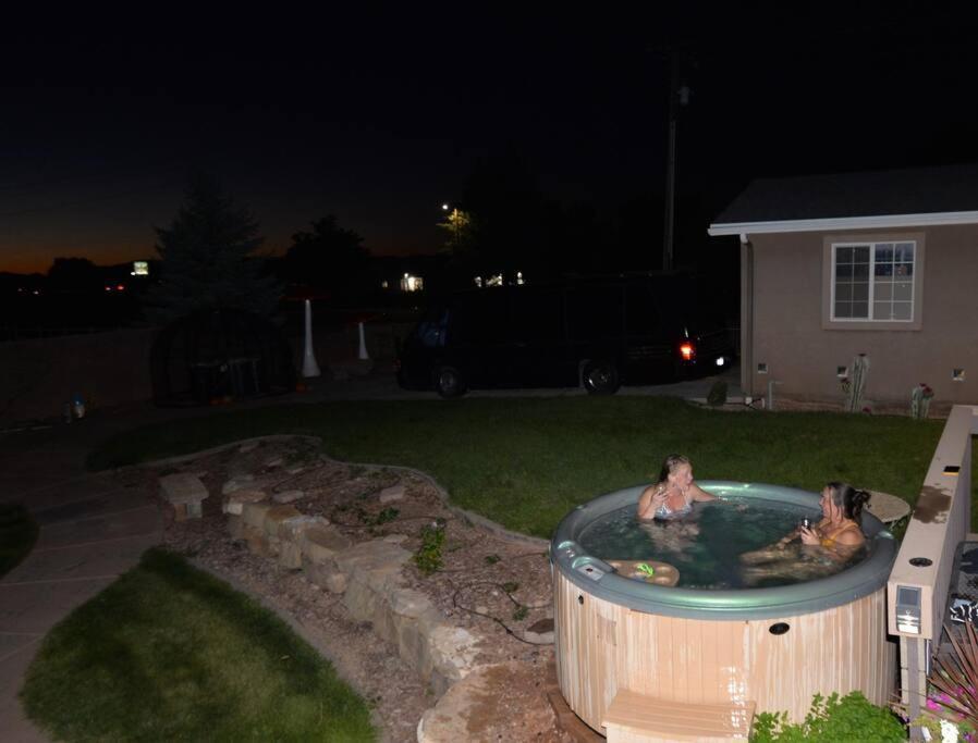 Tacit Shadow Aviator Queen Suite, Gym, Coffee Bar, Hot-tub, Free Laundry, Food Available Apartment Parowan