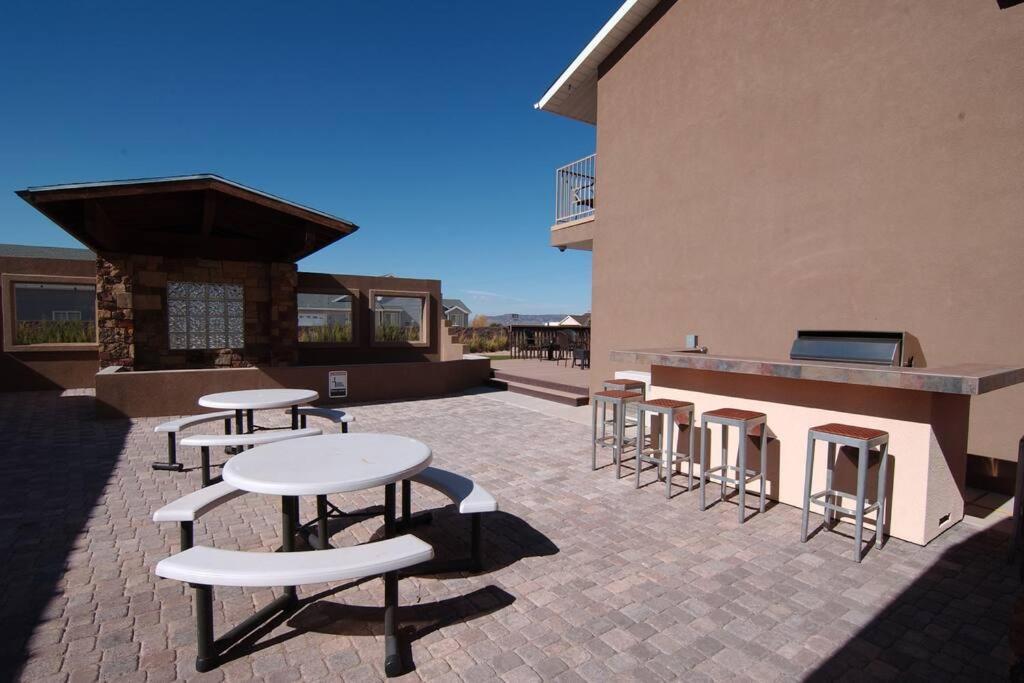 Tacit Shadow Aviator Queen Suite, Gym, Coffee Bar, Hot-tub, Free Laundry, Food Available Apartment *