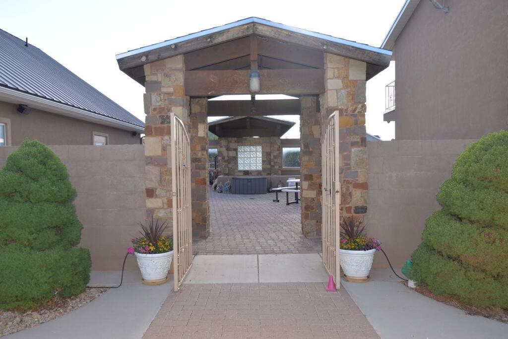 Apartment Tacit Shadow Aviator Queen Suite, Gym, Coffee Bar, Hot-tub, Free Laundry, Food Available Parowan