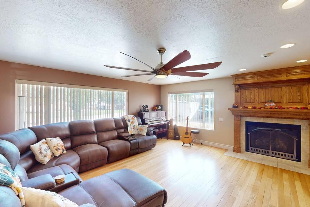 Tacit Shadow Aviator Queen Suite, Gym, Coffee Bar, Hot-tub, Free Laundry, Food Available
