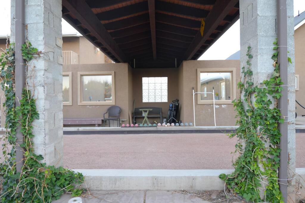 Tacit Shadow Aviator Queen Suite, Gym, Coffee Bar, Hot-tub, Free Laundry, Food Available Apartment *