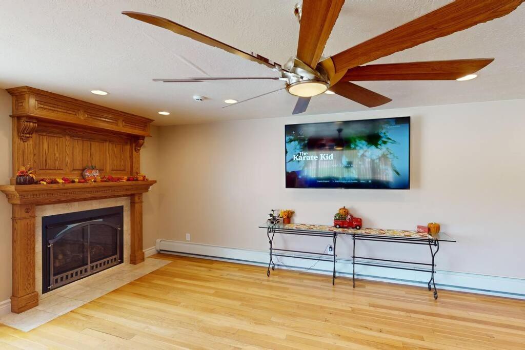 Tacit Shadow Aviator Queen Suite, Gym, Coffee Bar, Hot-tub, Free Laundry, Food Available * Parowan