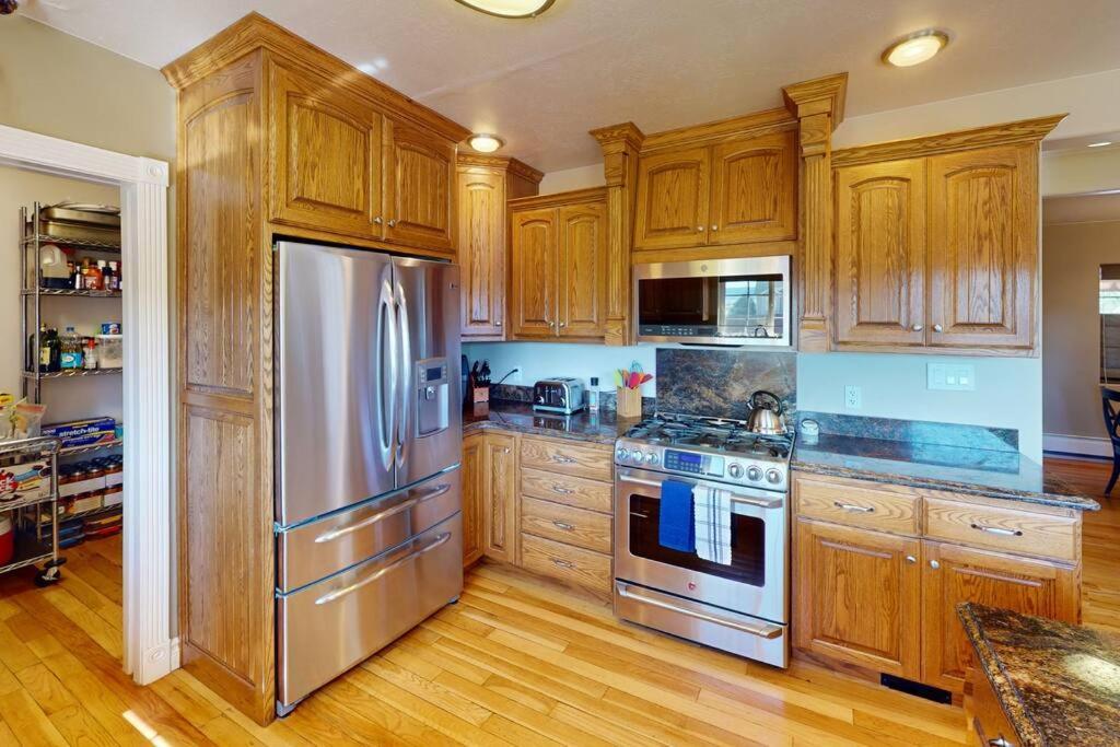 Apartment Tacit Shadow Aviator Queen Suite, Gym, Coffee Bar, Hot-tub, Free Laundry, Food Available