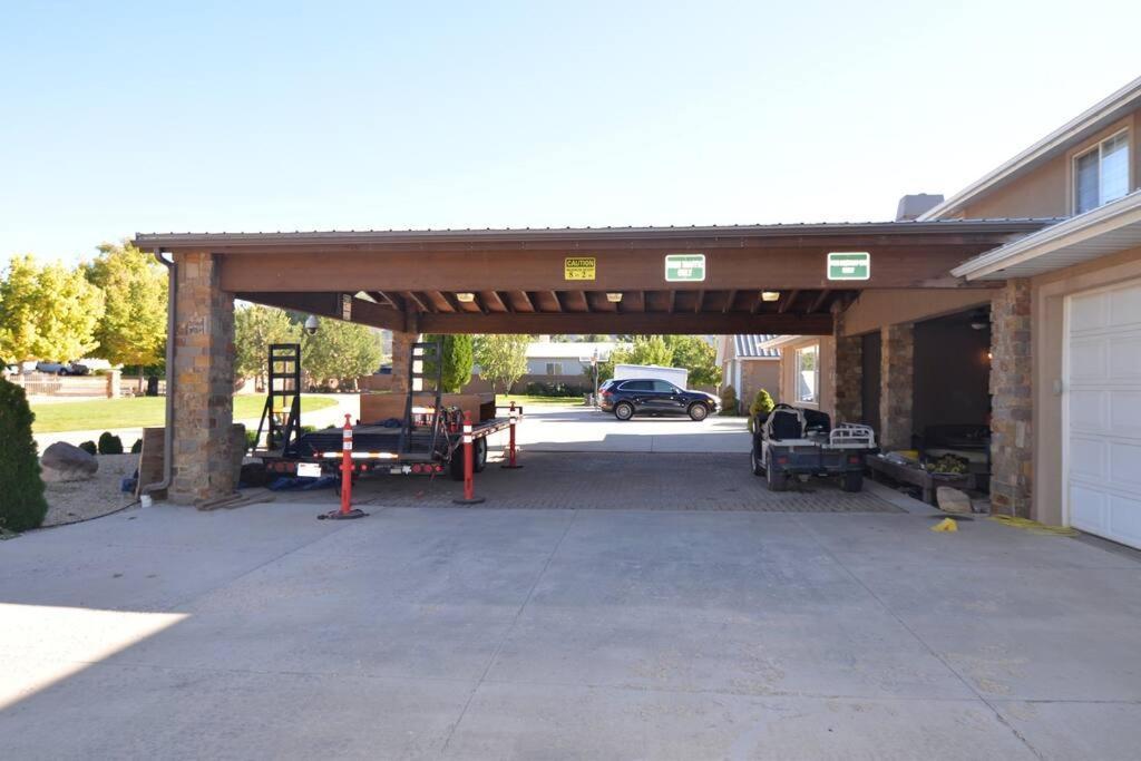 Tacit Shadow Aviator Queen Suite, Gym, Coffee Bar, Hot-tub, Free Laundry, Food Available *