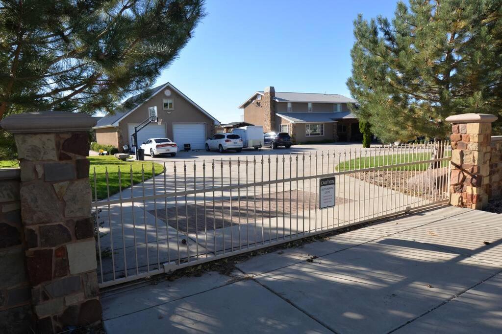 Tacit Shadow Aviator Queen Suite, Gym, Coffee Bar, Hot-tub, Free Laundry, Food Available * Parowan