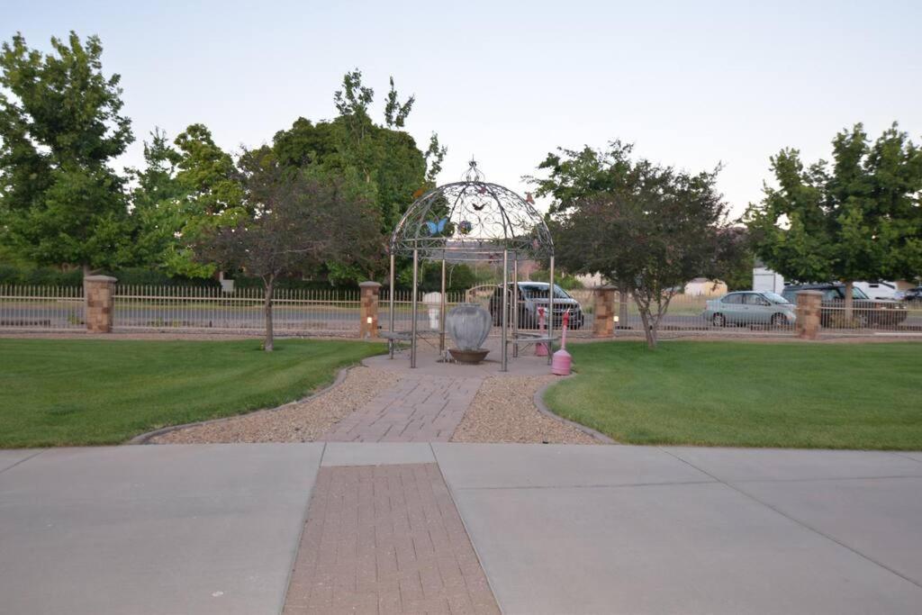 Tacit Shadow Aviator Queen Suite, Gym, Coffee Bar, Hot-tub, Free Laundry, Food Available Parowan