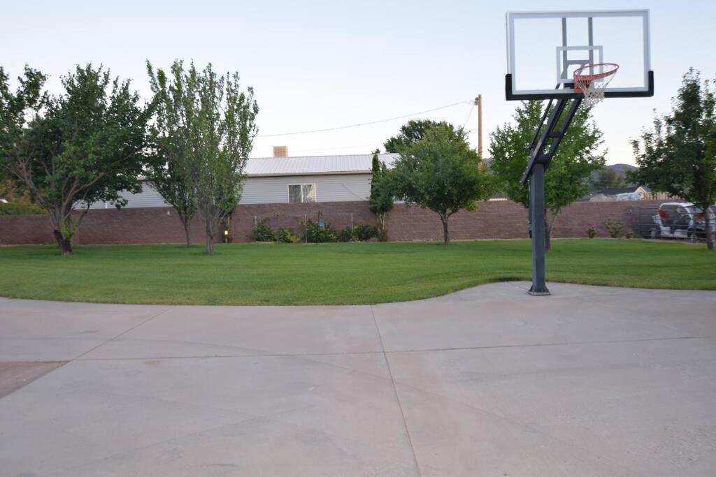 Tacit Shadow Aviator Queen Suite, Gym, Coffee Bar, Hot-tub, Free Laundry, Food Available * Parowan