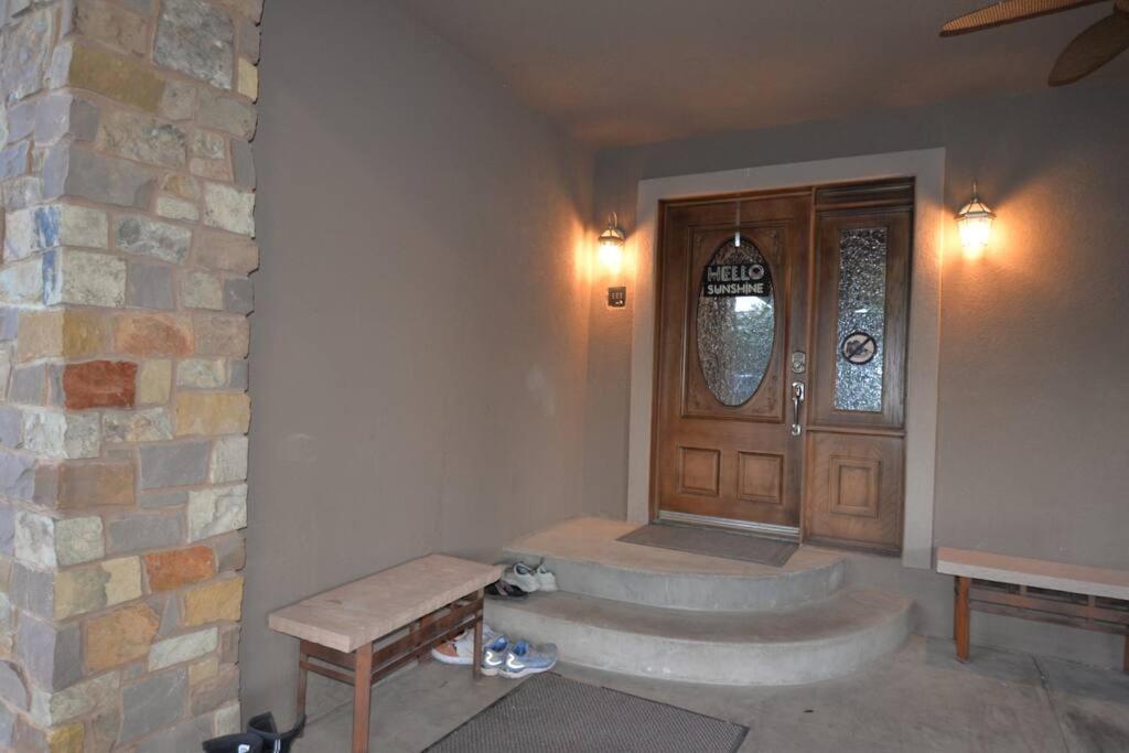 Tacit Shadow Aviator Queen Suite, Gym, Coffee Bar, Hot-tub, Free Laundry, Food Available Apartment *