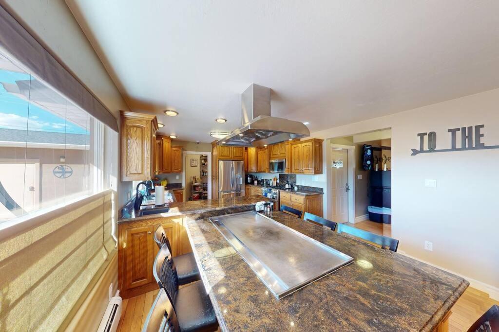 Tacit Shadow Aviator Queen Suite, Gym, Coffee Bar, Hot-tub, Free Laundry, Food Available