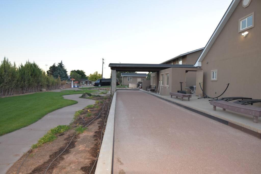 Tacit Shadow Aviator Queen Suite, Gym, Coffee Bar, Hot-tub, Free Laundry, Food Available Apartment